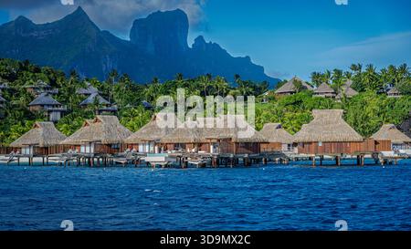 L'ambiente idilliaco di questo resort offre una fuga perfetta per il relax e l'avventura Foto Stock