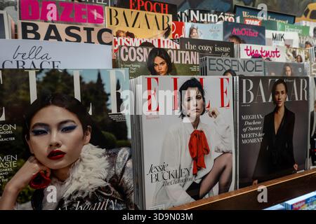 Barnes & Noble Booksellers sulla Fifth Avenue a New York City ha una vasta selezione di libri e riviste, USA 2025 Foto Stock