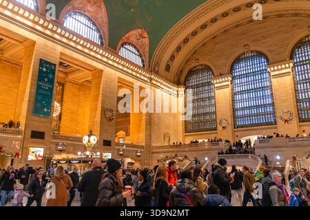 New York, New York, US-29 novembre 2025: Interno dello storico terminal della Grand Central Station affollato di persone durante il Natale e il Ringraziamento. Foto Stock