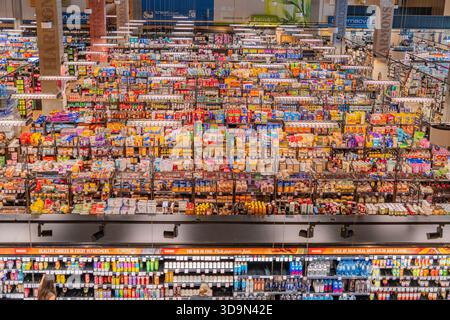 Salt Lake City, Utah, US-6 agosto 2025: Vista dall'alto di un supermercato/negozio di alimentari. Foto Stock