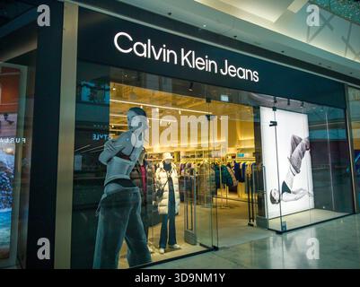 Bratislava, Slovacchia - 16 novembre 2025 : negozio Calvin Klein Jeans nel centro commerciale Eurovea, Bratislava, Slovacchia Foto Stock