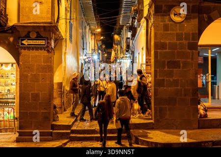 Calle Procuradores al crepuscolo, Cusco, Perù. Foto Stock