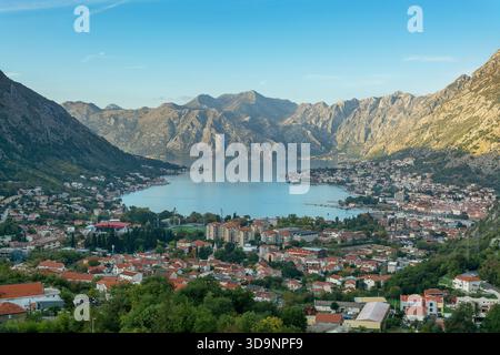 Vista panoramica della baia di Cattaro, della baia di Cattaro, del Montenegro, dell'Europa. La principale destinazione turistica Foto Stock