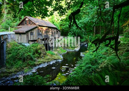 Lo storico Cedar Creek Grist Mill si trova vicino a Woodland, Washington, USA. Foto Stock