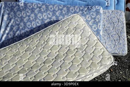 Dettagli di vecchi materassi sporchi nella spazzatura, riciclaggio Foto Stock