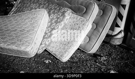 Dettagli di vecchi materassi sporchi nella spazzatura, riciclaggio Foto Stock