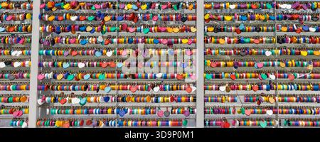 Osaka, Giappone - 31 marzo 2025: Lovelocks murano l'edificio Omeda Sky a Osaka, Giappone. Foto Stock