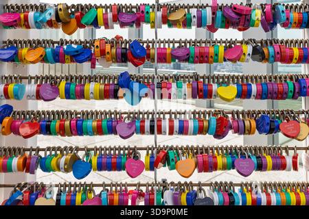 Osaka, Giappone - 31 marzo 2025: Lovelocks murano l'edificio Omeda Sky a Osaka, Giappone. Foto Stock