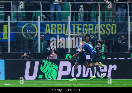 Marcus Thuram dell'FC Internazionale festeggia con Lautaro Martinez dell'FC Internazionale durante la partita di calcio di serie A 2025/26 tra FC Internazionale e Como 1907 allo Stadio San Siro di Milano Foto Stock