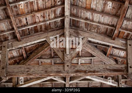 Vecchia struttura in legno all'interno di una fattoria in Francia Foto Stock