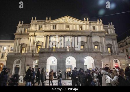 Milano, Italia. 6 dicembre 2025. Milano, Teatro alla Scala, facciata. Credito: Agenzia fotografica indipendente/Alamy Live News Foto Stock