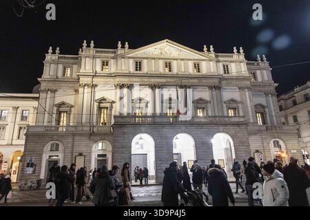 Milano, Italia. 6 dicembre 2025. Milano, Teatro alla Scala, facciata. Credito: Agenzia fotografica indipendente/Alamy Live News Foto Stock