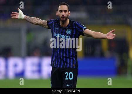 Milano, Italia. 6 dicembre 2025. Hakan Calhanoglu del FC Internazionale gesti durante la partita di serie A tra FC Internazionale e Como 1907 allo Stadio Giuseppe Meazza il 6 dicembre 2025 a Milano. Crediti: Marco Canoniero/Alamy Live News Foto Stock