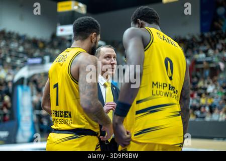 Darnell Edge (MHP RIESEN Ludwigsburg, #01), Mikko Riipinen (MHP RIESEN Ludwigsburg, Head Coach), Babacar sane (MHP RIESEN Ludwigsburg, #00), GER, MHP RIESEN Ludwigsburg vs. VET-CONCEPT Gladiators Trier, easycredit BBL, Basketball, Bundesliga, Bundesliga, Foto Stock