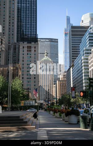 Park Avenue con MetLife e One World Trade Center in vista, New York City. Foto Stock