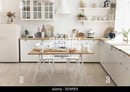 Interni accoglienti e luminosi, ben attrezzati e moderni, con cucina casalinga Foto Stock