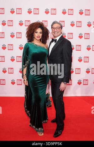 Spengala - Ein Herz für Kinder 2025 - Khadra Sufi und Mousse T. bei der TV-Spendengala Ein Herz für Kinder im Studio Adlershof AM 06.12.2025 a Berlino. *** Gala della donazione Ein Herz für Kinder 2025 Khadra Sufi e Mousse T al gala della donazione televisiva Ein Herz für Kinder presso lo Studio Adlershof il 06 12 2025 a Berlino Copyright: XEventpressxKochanx Foto Stock