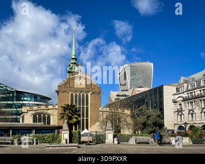 Inghilterra, Regno Unito, aprile 2023, vista dello skyline della City of London con in primo piano tutti i doni della Tower Church Foto Stock