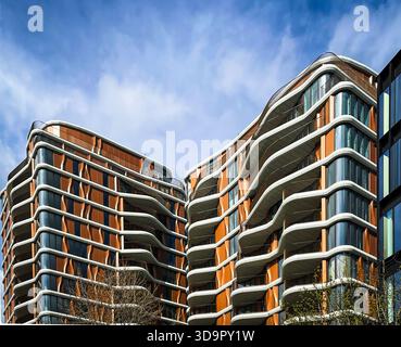 Inghilterra, Regno Unito, 12 aprile 2023, veduta di un edificio moderno in Summer Street, una zona gentrificata di Londra dietro la Tate Modern Foto Stock