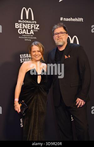Muenchen, Germania. 6 dicembre 2025. Nova Meierhenrich und Brian Bojsen bei der Benefiz Gala zugunsten der McDonalds Kinderhilfe Stiftung AM 6.12.2025 a Muenchen crediti: Ralph Metzger/Alamy Live News Foto Stock