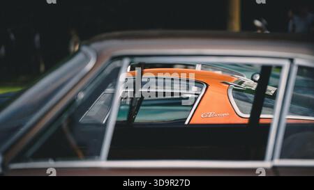 Dettaglio distintivo Bizzarrini GT Europa fotografato durante un evento automobilistico di lusso a Villa erba, Lago di Como, Italia Foto Stock