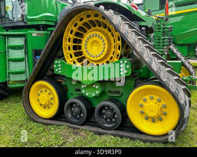 ROSEAU, Minnesota - 23 luglio 2025: Vista ravvicinata ad angolo del meccanismo dei cingoli in gomma di un moderno e potente trattore John Deere. Foto Stock