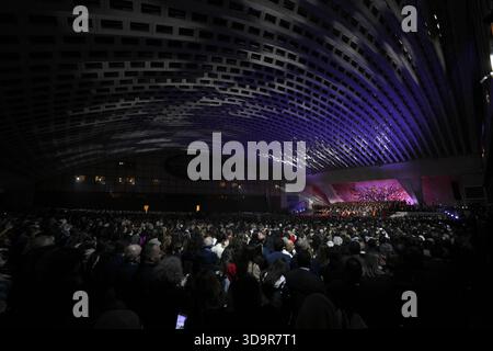 Vaticano, Vaticano. 6 dicembre 2025. **NO LIBRI** Italia, Roma, Vaticano, 2025/12/6 Papa Leone XIV partecipa ad un "concerto per i poveri" di natale nella sala Paolo vi del Vaticano Fotografia dei MEDIA VATICANI / Stampa Cattolica Foto Stock
