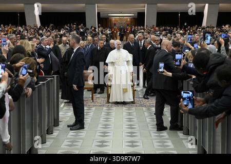 Vaticano, Vaticano. 6 dicembre 2025. **NO LIBRI** Italia, Roma, Vaticano, 2025/12/6 Papa Leone XIV partecipa ad un "concerto per i poveri" di natale nella sala Paolo vi del Vaticano Fotografia dei MEDIA VATICANI / Stampa Cattolica Foto Stock