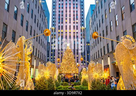 Albero di Natale al Rockefeller Plaza di fronte al 30 Rock visto dai Channel Gardens di New York. Foto Stock