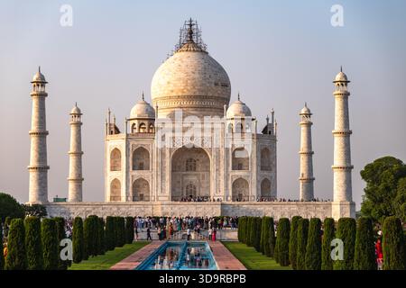 Agra, India - 10.11.2025 - Taj Mahal di giorno, tramonto Foto Stock