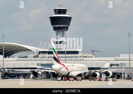 Istanbul, Turchia - 9 agosto 2008: Aereo Emirates Airbus A380 parcheggiato in un cancello sull'asfalto con la torre di controllo del traffico aereo contro un sk nuvoloso Foto Stock