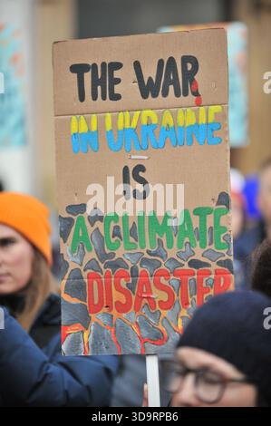 Falkirk, Regno Unito. 6 dicembre 2025. FALKIRK, SCOZIA: 6 dicembre 2025 - si vede un manifestante che tiene uno striscione durante la marcia. Centinaia si unirono alla marcia anti-razzismo dell'unità a Falkirk, in Scozia, il 6 dicembre 2025. A partire da Callendar Park, la manifestazione, organizzata da Falkirk for All e sostenuta dai sindacati, si oppose alle proteste di estrema destra al Cladhan Hotel (che ospita i richiedenti asilo) e richiese una zona di esclusione. Crediti: Eastern Goodwin Media/Alamy Live News Foto Stock