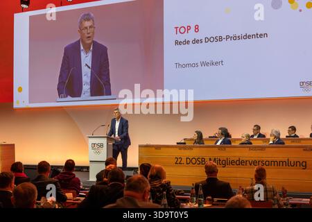 6 dicembre 2025, Assia, Francoforte sul meno: Il presidente del DOSB Thomas Weikert interviene durante il discorso di apertura all'Assemblea generale del DOSB a Francoforte. La riunione voterà oggi un'offerta per i Giochi olimpici e paraolimpici in Germania. Foto: Helmut Fricke/dpa Foto Stock