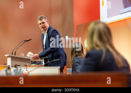 6 dicembre 2025, Assia, Francoforte sul meno: Il presidente del DOSB Thomas Weikert interviene durante il discorso di apertura all'Assemblea generale del DOSB a Francoforte. La riunione voterà oggi un'offerta per i Giochi olimpici e paraolimpici in Germania. Foto: Helmut Fricke/dpa Foto Stock
