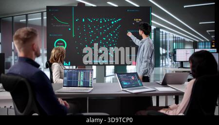 Gli esperti si riuniscono per discutere dei progressi compiuti nell'analisi dei dati e nell'intelligenza artificiale. Foto Stock