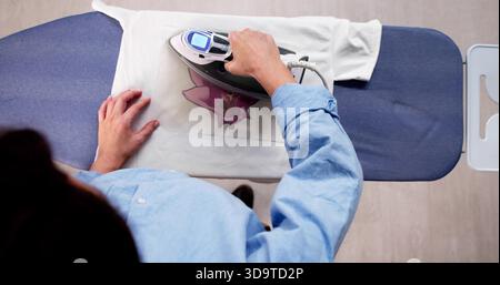 Creazione di T-shirt personalizzate con la stampante per il trasferimento del ferro a casa. Foto Stock