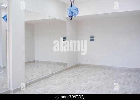 Monolocale vuoto, sala fitness, interno con grandi specchi e pareti bianche, spazio per fotocopie Foto Stock