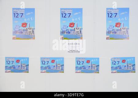 Hong Kong, Hong Kong. 7 dicembre 2025. Segnaletica fuori dal polling station il 7 novembre 2025 a Hong Kong. (Foto di Zulu lo/TMHK tramite Nexpher Images) credito: Nexpher Images Limited/Alamy Live News Foto Stock