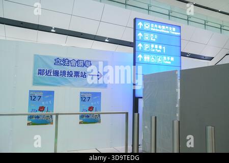Hong Kong, Hong Kong. 7 dicembre 2025. Segnaletica fuori dal polling station il 7 novembre 2025 a Hong Kong. (Foto di Zulu lo/TMHK tramite Nexpher Images) credito: Nexpher Images Limited/Alamy Live News Foto Stock