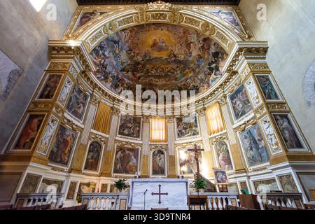 Roma. Italia. Basilica dei Santi quattro Coronati. Vista interna verso l'abside con affreschi di Giovanni da San Giovanni. L'abside è decorata con stile Foto Stock