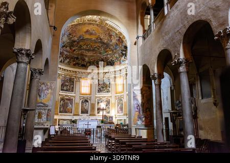 Roma. Italia. Basilica dei Santi quattro Coronati. Vista interna verso l'abside con affreschi di Giovanni da San Giovanni. L'abside è decorata con stile Foto Stock