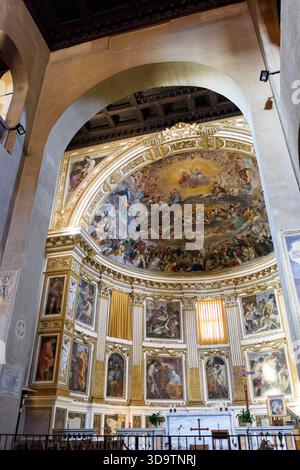 Roma. Italia. Basilica dei Santi quattro Coronati. Vista interna verso l'abside con affreschi di Giovanni da San Giovanni. L'abside è decorata con stile Foto Stock