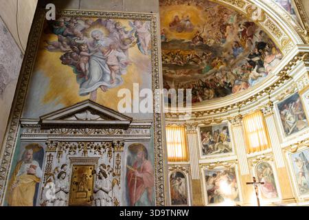 Roma. Italia. Basilica dei Santi quattro Coronati. Vista interna verso l'abside con affreschi di Giovanni da San Giovanni. L'abside è decorata con stile Foto Stock