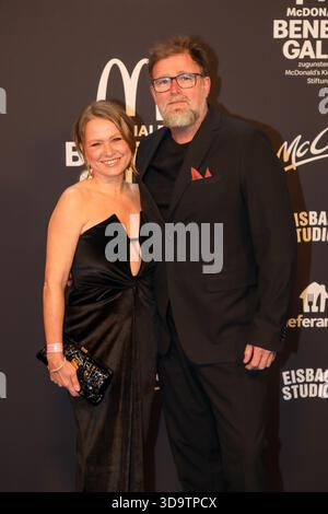 München, Germania. 6 dicembre 2025. München, 06.12.2025 Nova Meierhenrich und Brian Bojsen bei der McDonald's Benefiz-Gala 2025 a München foto: Matthias Gränzdörfer Credit: Mgfoto/Alamy Live News Foto Stock