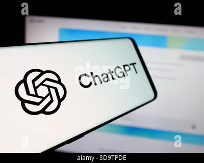 In questa immagine, uno smartphone con il logo del chatbot ChatGPT (OpenAI) generativo ai è visto sullo schermo davanti al sito Web. Foto Stock