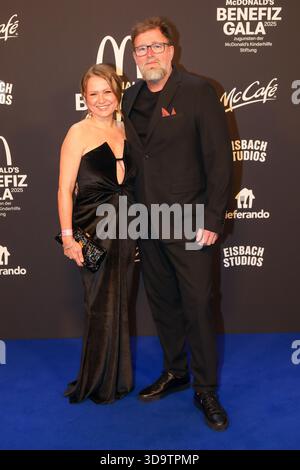 München, Germania. 6 dicembre 2025. München, 06.12.2025 Nova Meierhenrich und Brian Bojsen bei der McDonald's Benefiz-Gala 2025 a München foto: Matthias Gränzdörfer Credit: Mgfoto/Alamy Live News Foto Stock