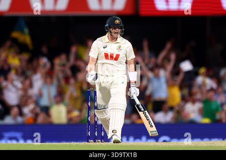 Brisbane, Australia. 7 dicembre 2025. Steve Smith dell'Australia celebra la vittoria dell'Australia durante il giorno 4 del secondo test nella NRMA Insurance Ashes Series Australia vs Inghilterra al Gabba, Brisbane Cricket Ground, Brisbane, Australia, 7 dicembre 2025 (foto di Pat Hoelscher/News Images) *** GER AUT sui OUT *** a Brisbane, Australia il 12/7/2025. (Foto di Pat Hoelscher/News Images/Sipa USA) credito: SIPA USA/Alamy Live News Foto Stock