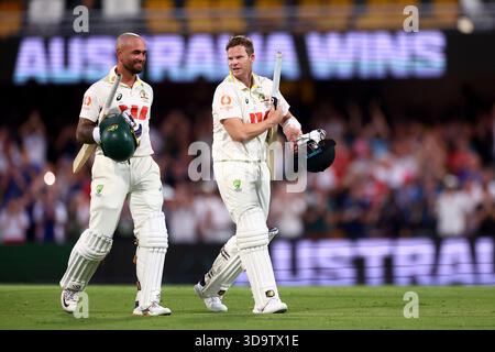 Brisbane, Australia. 7 dicembre 2025. Steve Smith dell'Australia celebra la vittoria dell'Australia durante il giorno 4 del secondo test nella NRMA Insurance Ashes Series Australia vs Inghilterra al Gabba, Brisbane Cricket Ground, Brisbane, Australia, 7 dicembre 2025 (foto di Pat Hoelscher/News Images) *** GER AUT sui OUT *** a Brisbane, Australia il 12/7/2025. (Foto di Pat Hoelscher/News Images/Sipa USA) credito: SIPA USA/Alamy Live News Foto Stock