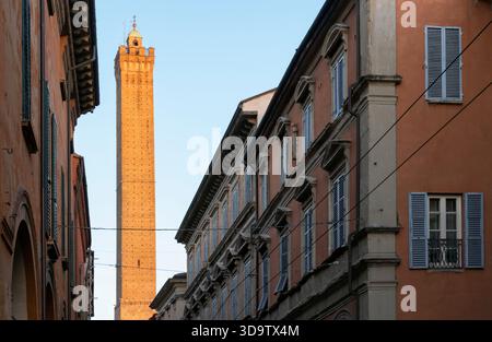 La torre degli Asinelli, la Torre degli Asinelli, una delle due torri, le due torri - Bologna Foto Stock
