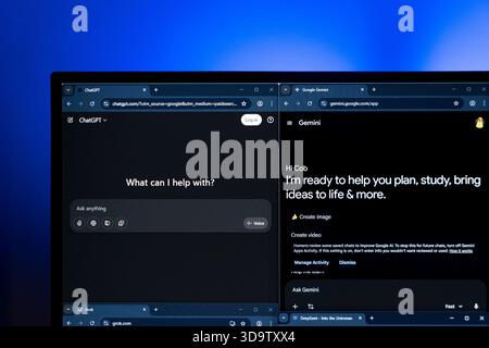 Le interfacce ai ChatGPT e Google Gemini vengono visualizzate fianco a fianco su un ampio monitor. Foto di alta qualità Foto Stock